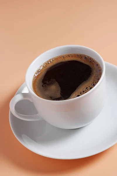 Cup Kaffe Beige Bakgrund Närbild — Stockfoto