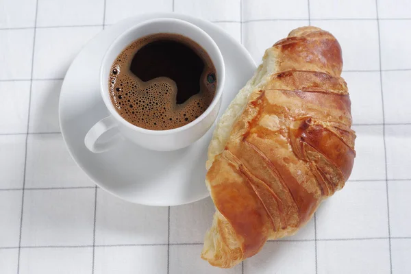 Croissant Und Tasse Kaffee Auf Dem Tisch Mit Tischdecke Draufsicht — Stockfoto