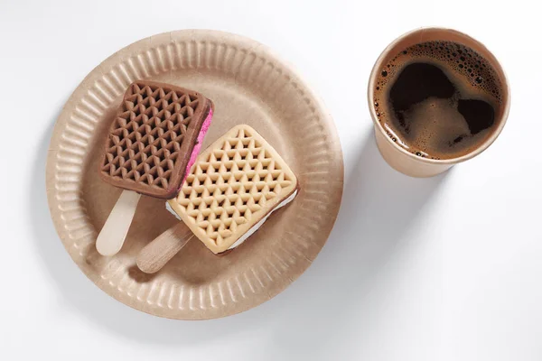 白い背景に使い捨ての紙料理でコーヒーを充填し カップスティック上のクッキー トップビュー — ストック写真