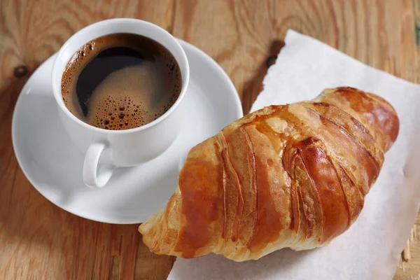 Croissant Taza Café Sobre Fondo Madera Vieja —  Fotos de Stock