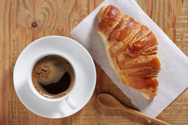 Croissant Und Tasse Kaffee Auf Altem Holzhintergrund Draufsicht — Stockfoto