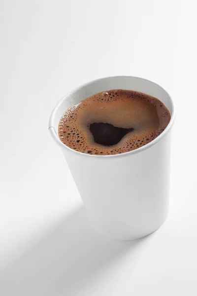 Bicchiere Monouso Con Caffè Fondo Bianco Piatti Biodegradabili — Foto Stock