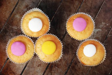 Eski yemek tepsisinin arka planında limon aromalı bisküviler, üst görünüm