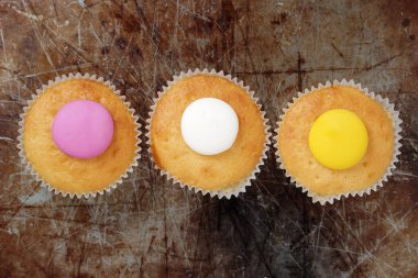 Limon aromalı kekler eski fırın tepsisi arka planında, üst görünümde.