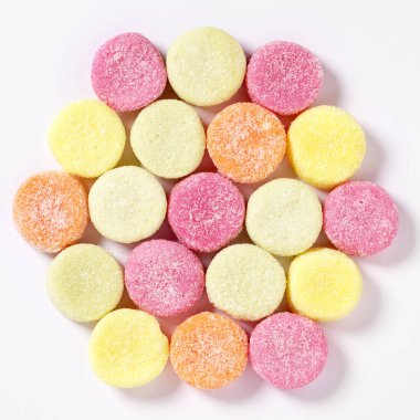 Beyaz arka planda meyveli, köpüklü şeker, üst manzara