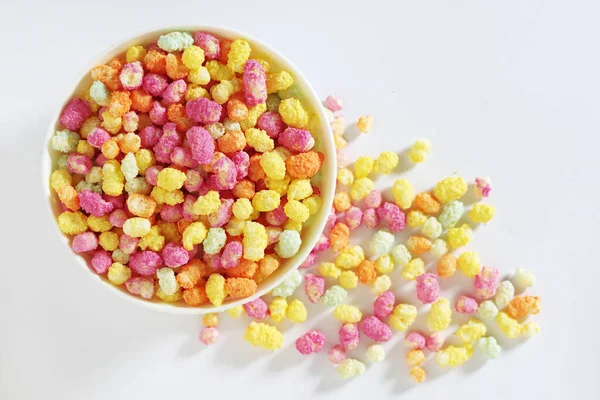 Gökkuşağı Damlaları Beyaz Arka Planda Kasede Çok Renkli Pirinç Şekerlemeleri — Stok fotoğraf
