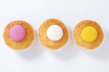 Beyaz arka planda limon aromalı kekler, üst manzara