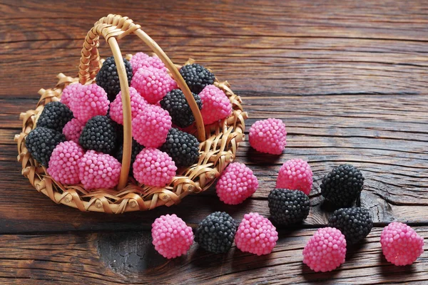 Gelee Bonbons Form Von Beeren Bonbons Einem Korb Auf Holzgrund — Stockfoto