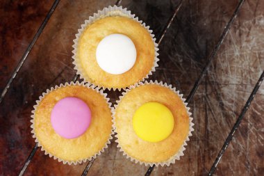 Eski yemek tepsisinin arka planında limon aromalı kekler, üst görünüm