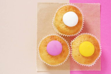 Renkli arkaplanda limon aromalı bisküviler, kopyalama alanı olan üst görünüm