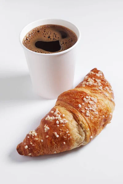 Croissant Och Papper Engångs Kopp Med Kaffe Vit Bakgrund Biologiskt — Stockfoto