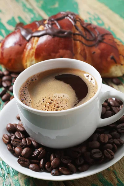 Kopje Koffie Croissant Met Chocolade Oude Groene Houten Tafel Close — Stockfoto