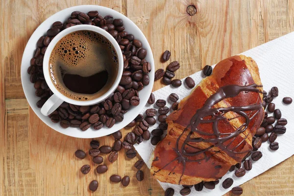 一杯咖啡和牛角面包 老木桌上有巧克力 — 图库照片