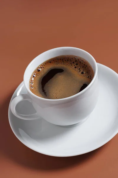 Tasse Kaffee Auf Braunem Hintergrund Nahaufnahme — Stockfoto