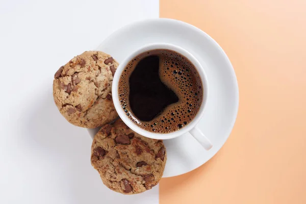 チョコレートチップクッキーとコーヒーカップの色を背景に トップビュー — ストック写真