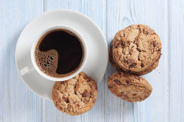 Chocolate Chip Cookies Cup Coffee Blue Wooden Background Table Top — Foto de Stock