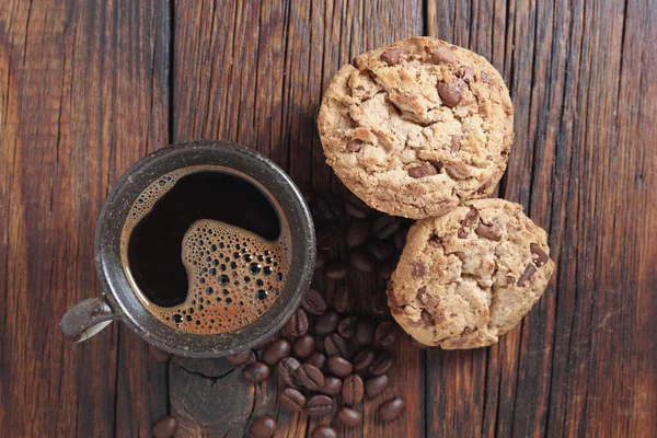 Choklad Chip Cookies Och Kopp Kaffe Gamla Trä Bakgrund Eller — Stockfoto