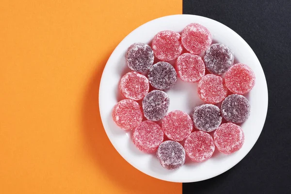 Goma Fruta Recubierta Con Azúcar Placa Sobre Fondo Color Vista —  Fotos de Stock