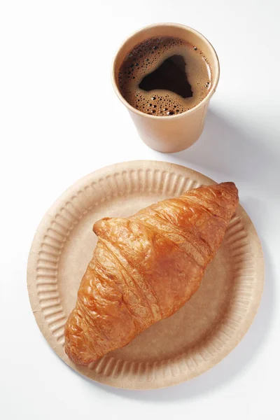 Croissant Papel Copo Descartável Com Café Sobre Fundo Branco Pratos — Fotografia de Stock