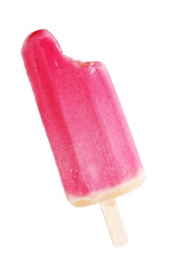 Isırılmış meyveli dondurma beyaz arka planda izole edilmiş.