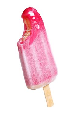 Isırılmış meyveli dondurma beyaz arka planda izole edilmiş.