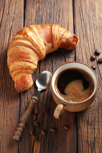 Croissant Och Kopp Kaffe Trä Bakgrund — Stockfoto