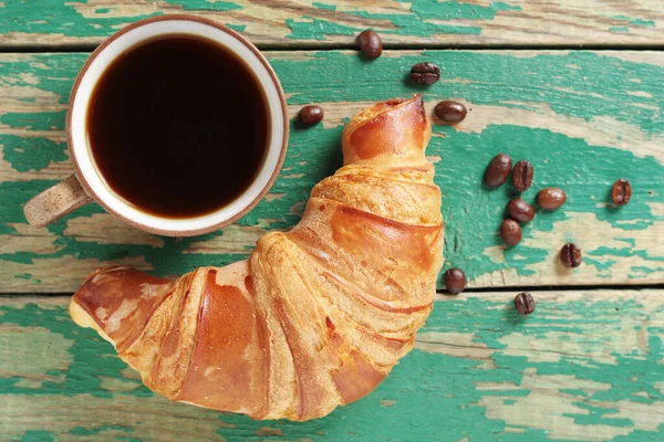 Croissant Cup Coffee Old Green Wooden Table Top View — Stockfoto