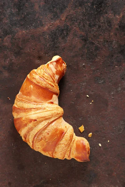 Freshly Baked Croissant Old Rusty Iron Background Top View Copy — 图库照片