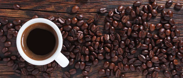 Kopje Koffie Gebrande Bonen Houten Achtergrond Bovenaanzicht — Stockfoto
