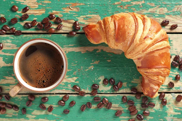 Croissant Och Kopp Kaffe Gamla Gröna Trä Bakgrund Ovanifrån — Stockfoto