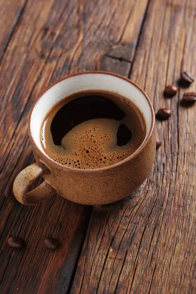 木製の背景にコーヒーカップクローズアップ — ストック写真