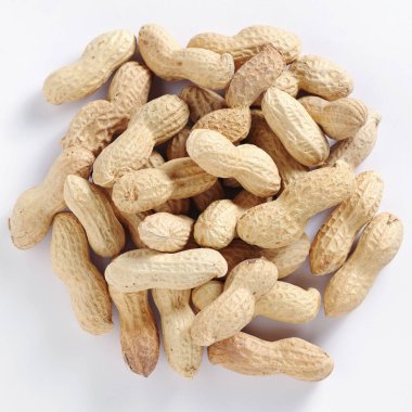 Beyaz arka planda soyulmamış fıstıklar, üst manzara