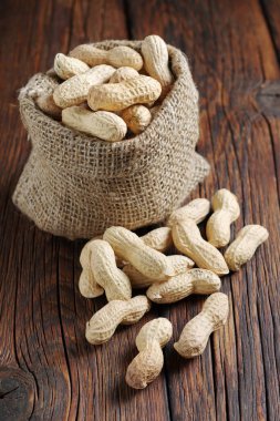 Ahşap bir masalda, kabuklu fıstıklar kulübede.