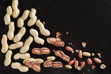 Eski bir metal tepsinin arka planında taze çiğ fıstık, fotokopi alanı olan üst görünüm.