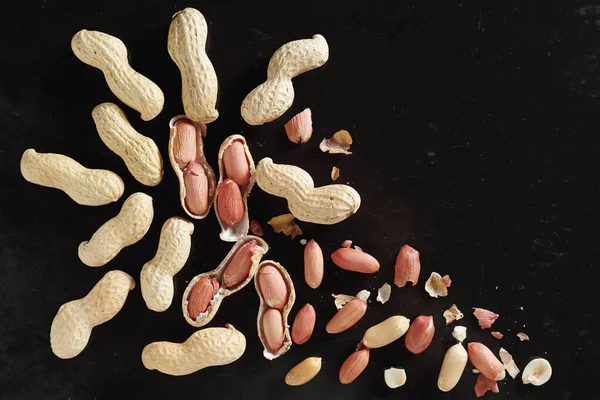 Frische Rohe Erdnüsse Auf Dem Hintergrund Eines Alten Tabletts Aus — Stockfoto