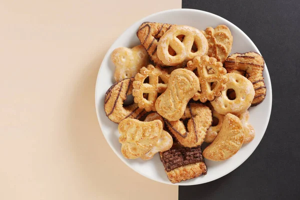 Biscuits Assortiment Biscuits Sur Une Assiette Sur Fond Bicolore Vue — Photo
