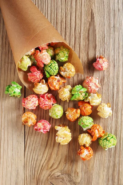 Buntes Karamellbonbon Popcorn Wird Aus Einer Papiertüte Auf Einem Hölzernen — Stockfoto