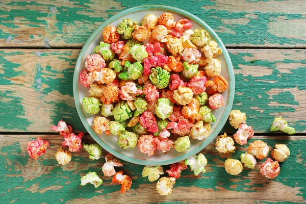 Kleurrijke Karamel Snoep Popcorn Een Bord Oude Groene Houten Achtergrond — Stockfoto