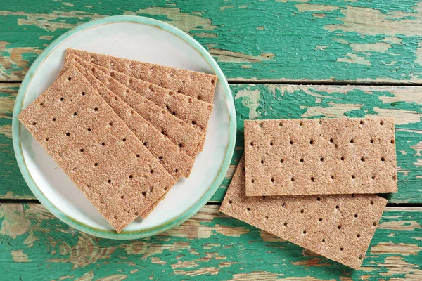 Roggen Knäckebrot Auf Einem Teller Auf Altem Grünem Holzgrund Draufsicht — Stockfoto