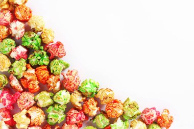 Beyaz arka planda patlamış mısır şekeri, fotokopi alanı olan üst manzara. Sinema atıştırmalığı konsepti