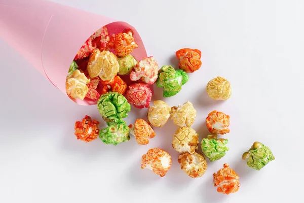 Słodka Tęcza Popcornu Jest Rozrzucana Różowej Papierowej Torby Białym Tle — Zdjęcie stockowe