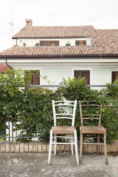 Dos sillas vintage en una acera en el sur de Europa, Italia, lugar perfecto — Foto de Stock