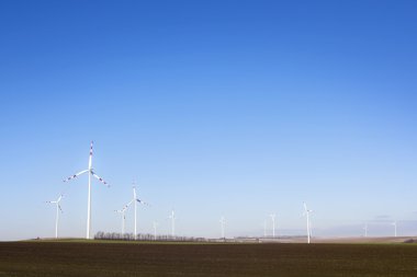 Santral - Rüzgar Çiftliği - açık mavi gökyüzü üzerinde