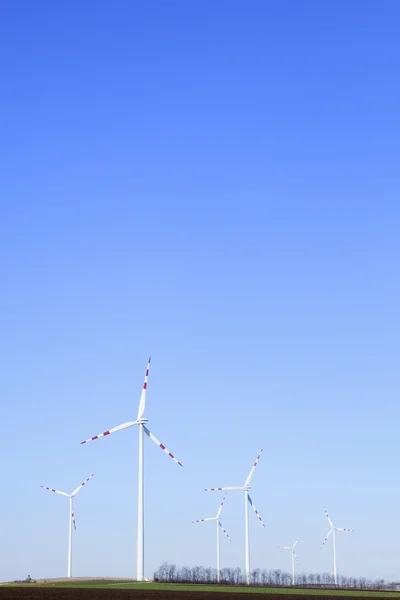 Centrale elettrica - parco eolico - sopra il cielo azzurro — Foto Stock