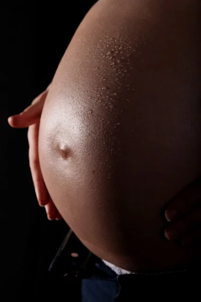 Hamile kadın karnını okşuyor.