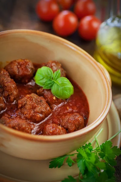 Cocina italiana - bolas de carne con albahaca —  Fotos de Stock
