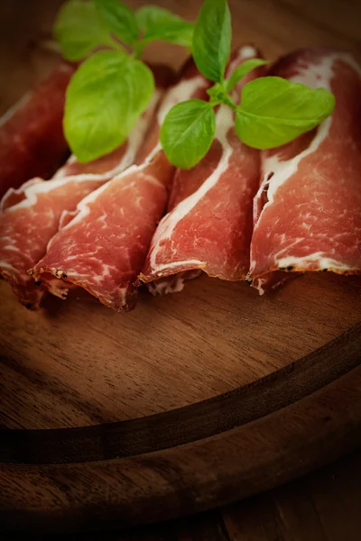 Сухая салями из свиного ошейника — стоковое фото