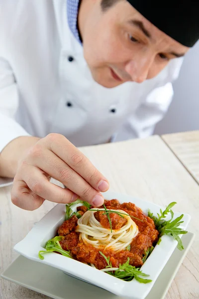 Manlig kock i restaurang — Stockfoto