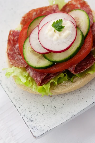 Délicieux sandwich jambon, fromage et salami — Photo