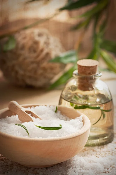 Ambiente de spa com banho de sal e sabão — Fotografia de Stock